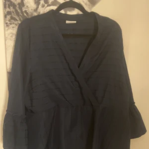 Mörkblå blus från Vila - Säljer en blus från Vila då den är för stor för mig.