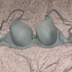 Ljusgrön bh - Väldigt bekväm bh i ett luftigt tyg liknande träningskläders material. Har använts men senaste åren har den bara legat i garderoben🤍
