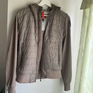 Beige para jumper cardigan  - Säljer min para jumper cardigan då den blivit för liten. Det är en Parajumpers cardiganjacka, riktigt bra kvalitet. 10/10. Skick: Nästan som ny - inte andvänt den mycket Perfekt nu när vädret växlar – funkar perfekt nu på våren och på svalare dagarna under sommaren.  Stilren men ändå lite sportig vibe.  Priset är 2000 då den är köpt för 3800 men priset kan diskuteras. Skriv om du har frågor.