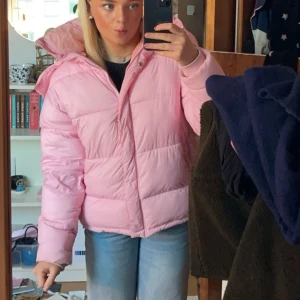 Rosa jacka bikbok - Säljer nu min älskade rosa jacka ifrån bikbok! Använd sparsamt en vinter men fint skick! Storlek XS men stor i storleken så passar S💓💓
