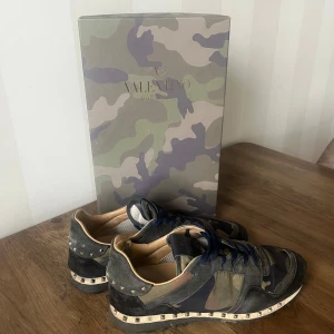 Valentino Rockrunner  - Valentino rockrunners med spikar, finns ett litet hål i hålen på en sko men annars helt ny skick, är med på byten mot skor helst flycrews