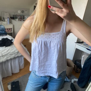 Vit topp - Jättesöt vit topp, knappt använd💗