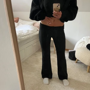 Bootcut yoga pants - Säljer ett par svarta leggings med bootcut-modell och hög midja. Byxorna är tighta upptill och utsvängda nertill, perfekta för en trendig och bekväm look. Passar till många olika stilar och är gjorda i stretchigt material.