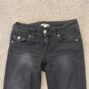Bootcut jeans  - Säljer ett par svarta jeansbyxor med klassisk femficksdesign från Gina tricot. Storlek 152 Perfekta till vardags och passar till det mesta. De är använda men i bra skick💕