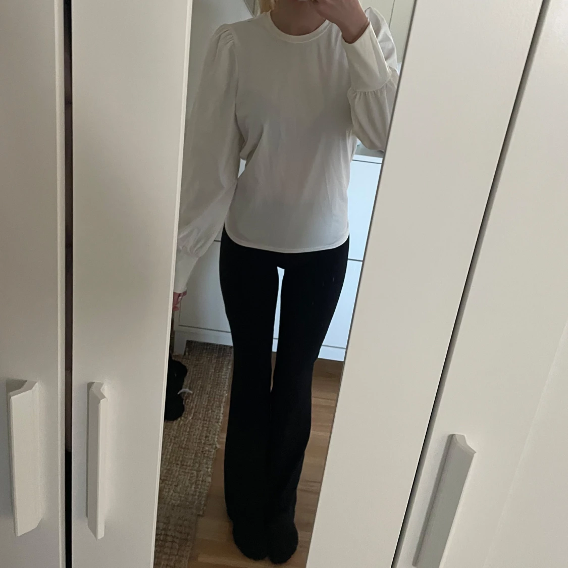 Vit långärmad topp med puffärm - 2