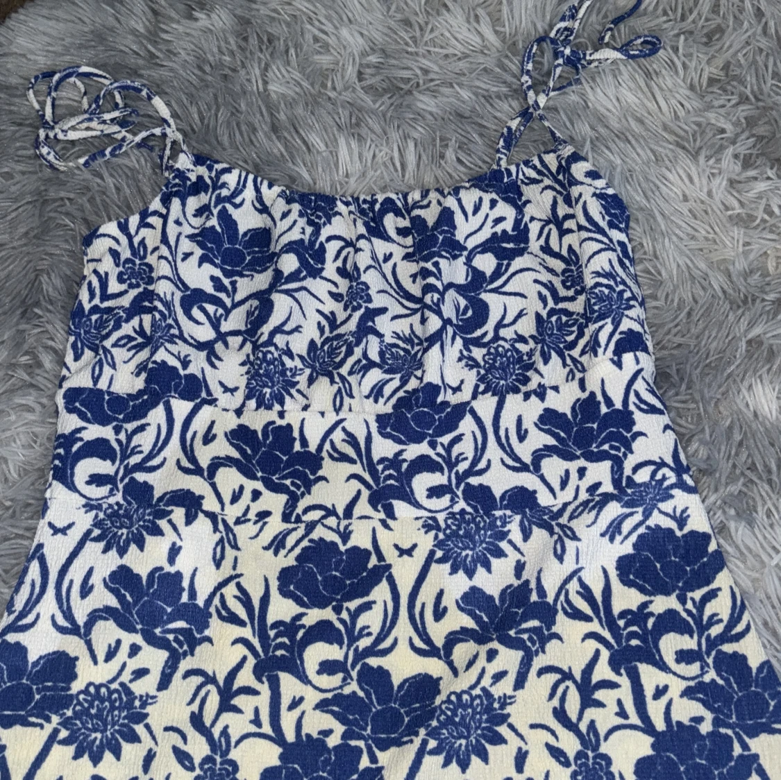 Blommig klänning med knytaxelband från Sinsay - 1