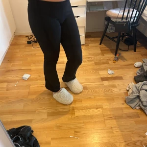 Yogapants från Nelly - Svarta yoga pants från Nelly i modellen Soft Chill Pants. Byxorna har en normal passform med lätt utsvängda ben och är i storlek S.