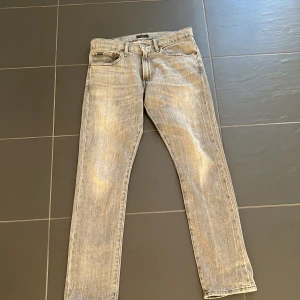 Grå jeans från Polo Ralph Lauren - Säljer ett par ljusgrå jeans från Polo Ralph Lauren perfekta till sommaren. Jeansen är i rak passform i storleken 30/32