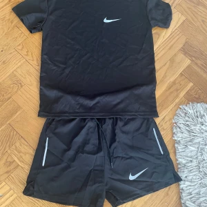 Svart träning set från Nike - Svart träning set från Nike perfekt för alla sporter
