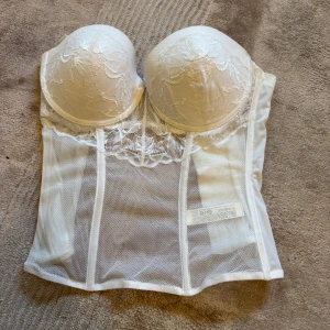 Vit korsett  - Jättefin vit korsett! Passar en 75C/D💕💕