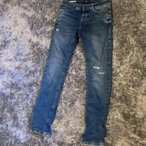 jack and jones jeans - tja, säljer ett par stilrena jack n jones jeans. jeansen har ett antal slitningar som ni kan se på bilden (design) och ni ser strlk osv på bilden! dm för frågor