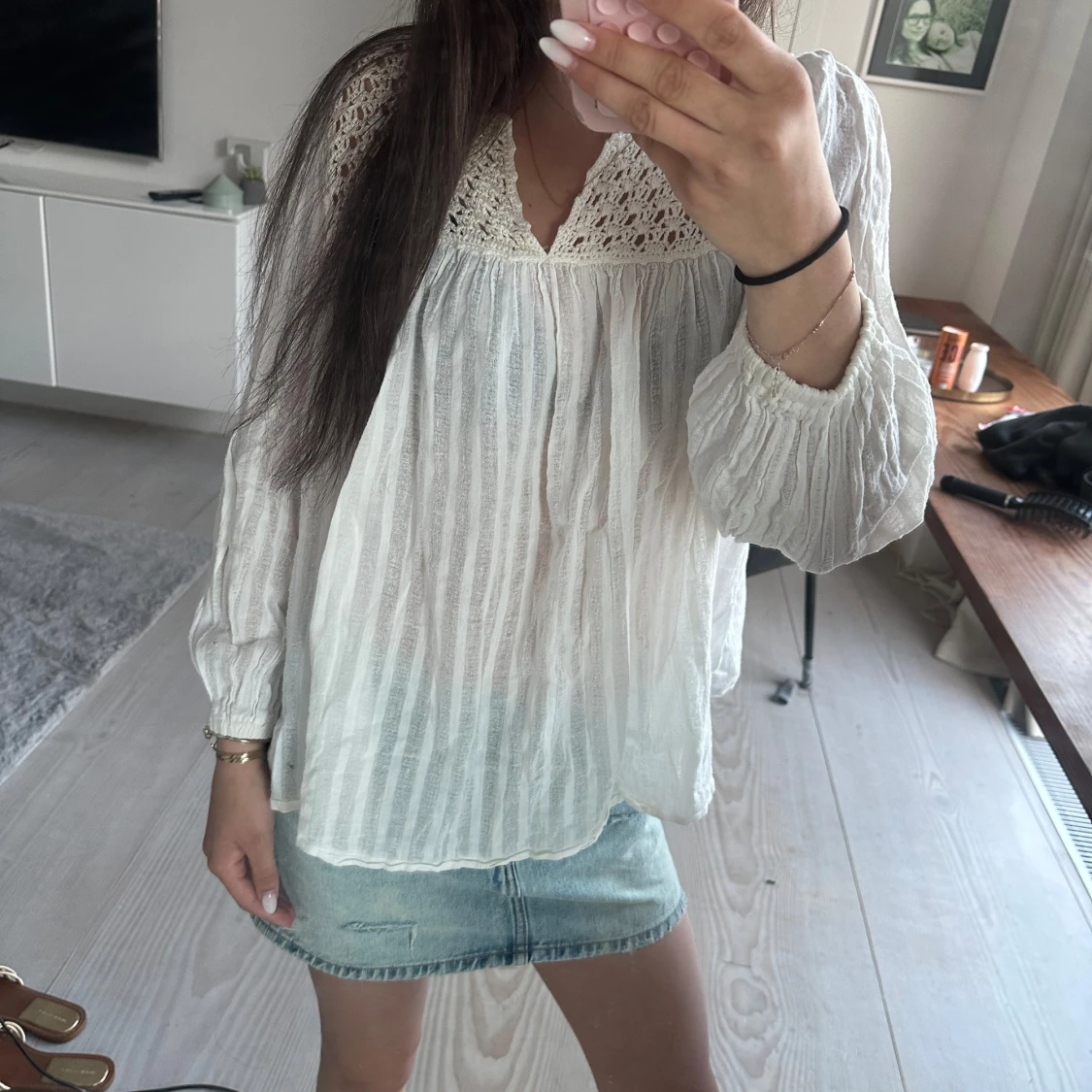 Vit blus med spetsdetaljer