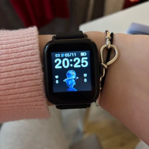 Svart smartwatch från Denver - Säljer en svart Bluetooth smartwatch från Denver, modell SWC-156MK2. Klockan har fyrkantig urtavla, svart silikonarmband och flera smarta funktioner som aktivitetsmätning och anpassningsbara urtavlor. Perfekt för dig som vill ha koll på både tid och hälsa.