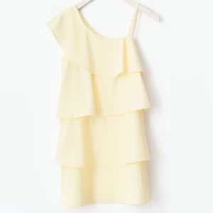 Ljusgul volangklänning  - Söt ljusgul kortklänning från Gina💕 Endast provad, så lappen kvarstår💕Storleken är 170, jag brukar ha S i vanliga fall💕