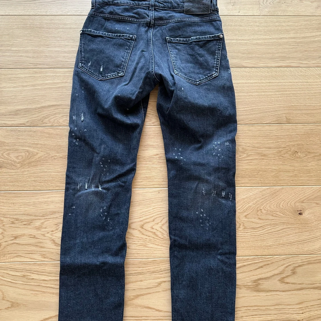 Svarta slitna jeans från Richmond - 4