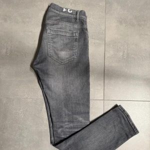 Dondup George jeans  - Tjena säljer dessa ljusgråa dondup jeans! Modellen är George (slim fit) och storlek 31. Jensen är i väldigt fint skick! Tags kommer med!Hör av er vid fler frågor eller funderingar!