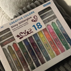 Glitterglue 18-pack - Hej! Jag säljer detta kittet av glitterlim ✨och undrar ifall någon hade varit intresserad av de, helt oöppnat! 🤩10,5 ml x 18 glitterglue.
