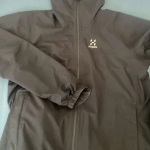 Brun vindjacka från Haglöfs - Säljer min haglöfs jacka som är lite använd men i fint skick. Perfekt för både stad och natur med slitstarkt material och stilren look. Storlek: L. Färg: Svart. Vattentät, vindtät och andas bra klarar regn och rusk utan problem  Nypris: 2000kr. Mitt pris: 1500kr. Passa på att fynda en kvalitejacka för ett bra pris! Hör av dig vid frågor eller för fler bilder.