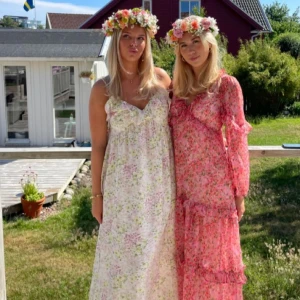 Sommarklänning - VÄNSTRA! Inte min bild kan skicka egna bilder om det önskas. Jag köpte klänningen för något år sen i butik, tyvärr är den förstor och kommer därför inte till användning. Hör av er om ni har andra frågor 💕