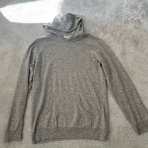 Davids - En grå Kashmir hoodie från Davids, väldigt bra skick och har används fåtal gånger! Säljs eftersom jag inte använder längre 