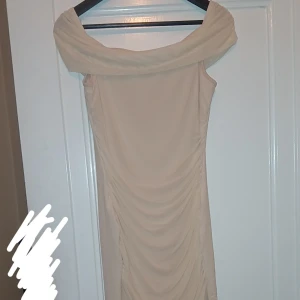 SHEIN Girlism TEENGIRL Aprikos Elegant Off-Shoulder Plisserad Mesh Snug Fit Klänning, Festklänning - Säljer en beige axelbandslös klänning från SHEIN i storlek 16Y/Teen. Klänningen har en snygg draperad offshoulder-ringning och lätt rynkade detaljer längs sidorna. Tillverkad i polyester och elastan för en bekväm passform. Köparen står för frakten. Möts bara upp nära Stockholm södra.