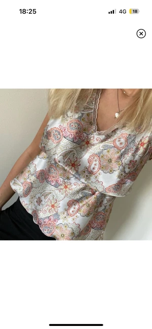 Blus - Näst intill oanvänd blus/topp. Super fin och passar perfekt nu till sommaren
