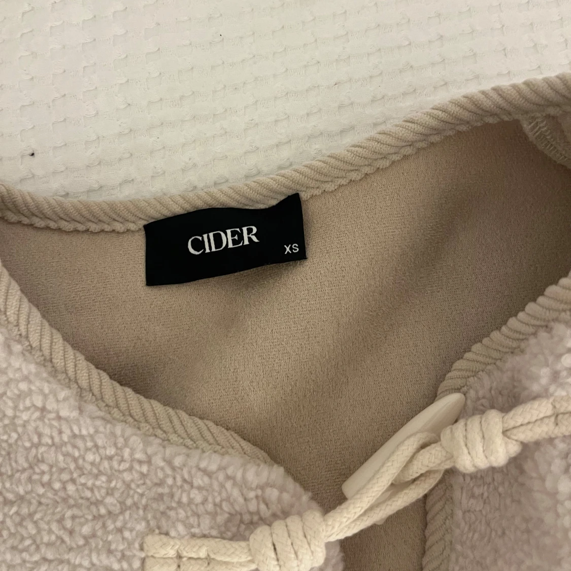 Beige teddyjacka från Cider - 3