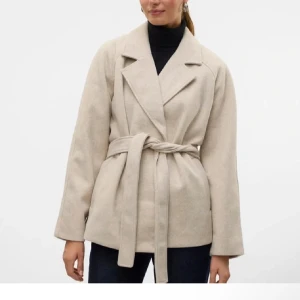 Beige kappa med bälte - Jätte fin beige kappa med band runt om midjan, har testat den en gång annars helt ny, storlek S. Pris kan diskuteras 