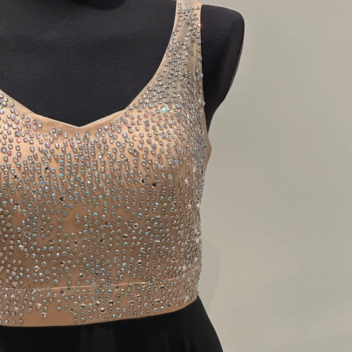 Svart långklänning med glittrig topp - 4