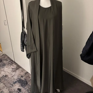 Grön Dubai abaya set | 3 delat set - Helt ny, tyvärr kommer jag ej gå ner i pris. Fast pris!  Inköpt i Dubai för 1350kr  Str 56 Kommer i 3 delar- Abaya, underabaya + bälte -lightweight, thin and silky ✨  Material: vet ej, kan ej svara på det