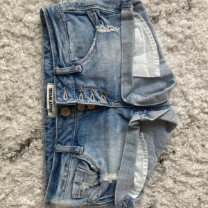 Lågmidjade mini jeansshorts - Snygga low waist jeansshorts i strl 32, midja:36cm. 💕💕 köpta från Plick (bilder är från tidigare ägare), säljer eftersom de var försmå för mig