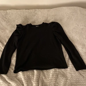 Svart långärmad topp med puffärmar - Säljer en svart långärmad topp med markerade puffärmar. Storlek XL men passar mig som har xs/s 💕