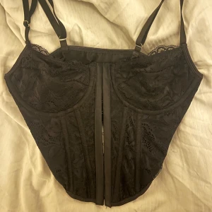Svart korsett topp - Jättefin, aldrig använd endast testad. Säljer då den är förliten