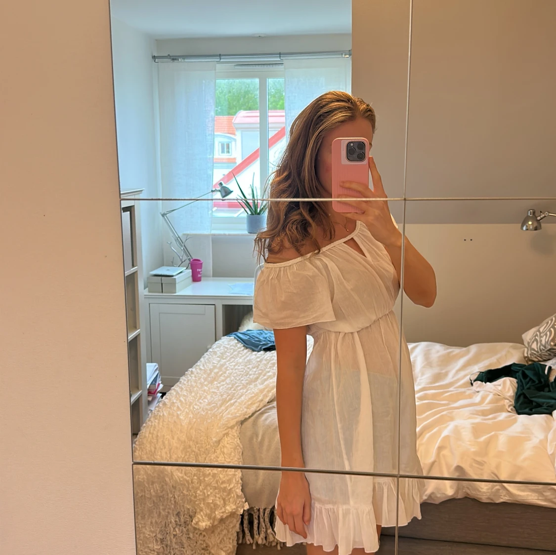 Vit kortklänning med volang och offshoulder - 1