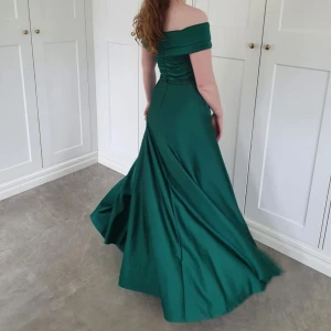 Balklänning grön  - Säljer en grön balklänning som bara använts en gång. Jag är 173 cm lång och bär oftast storlek S i kläder. 