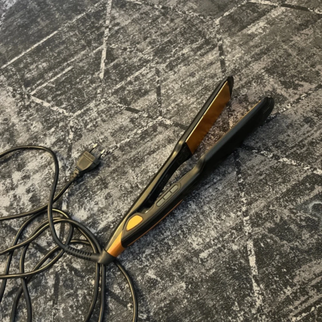 Svart och guldig plattång - 1