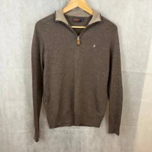 Morris halfzip - Riktigt schysst Morris halfzip, armbågs muddarna är påsydda eftersom en armbåge är skadad. Ser normalt ut, annars super fint skick. Modellen är 185. Storlek M men passar S.