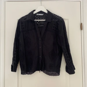 Svart blus med spetsdetaljer från Zara - Säljer en svart blus från Zara med fina spetsdetaljer. Hör av er vid frågor eller för fler bilder