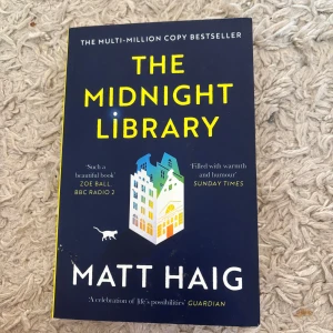 The Midnight Library - Superspännande bok i nyskick 