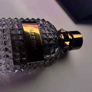 Valentino parfymflaska med nitar - Detta är ett byte .