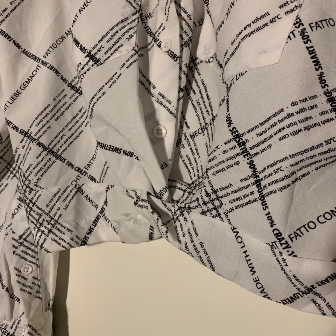 Vit croppad skjorta med svart textmönster - 2