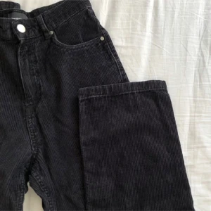 Manchester byxor - Jeans från Gina tricot med rak passform. Använda men i fint skick. Innerbenslängd ca 74cm. Midjemått ca 68cm. Ankelmått ca 36cm. Vikt ca 415g.