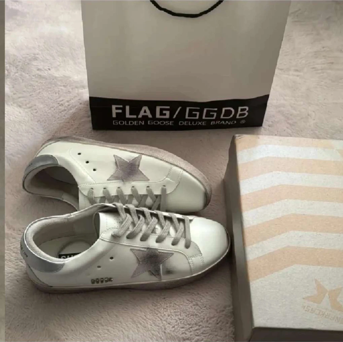 Vita sneakers från Golden Goose med silverdetaljer