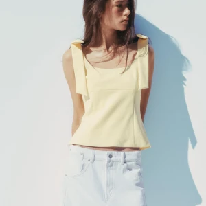 Gul linnetopp med knytband - Jättefin från Zara!! Helt ny med lapp kvar💕