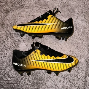 Nike Mercurial vapor XI elite sg - 8/10 condition, no insoles. I’m Dutch so please all questions and offers in English. Payment can go through PayPal.