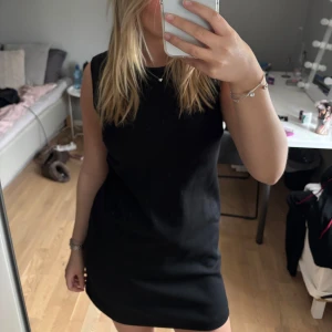 Svart klänning - Helt ny svart trikåklänning med prislappen kvar från hm, storlek xs men passar mig som brukar ha S-M!! Har sömmar i sidorna så klänningen sitter åt lite mer💗💗