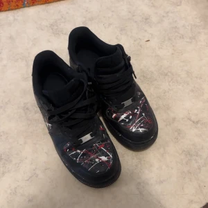 Egen designade Airforces - Egendesignade airforces som jag själv had designat som är väldigt unika storlek 42,5 