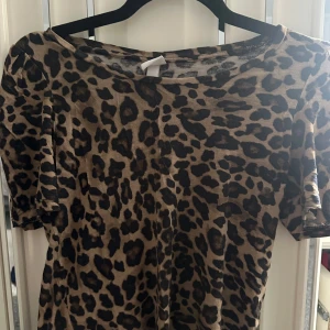 Leopardmönstrad T-shirt från H&M - Säljer en snygg leopardmönstrad t-shirt från H&M i storlek XS. 