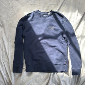 Mörkblå sweatshirt från Levi's XS - Säljer en stilren mörkblå sweatshirt från Levi's med broderad logga på bröstet. Tröjan har rund halsringning och långa ärmar. Perfekt för en avslappnad och snygg look.