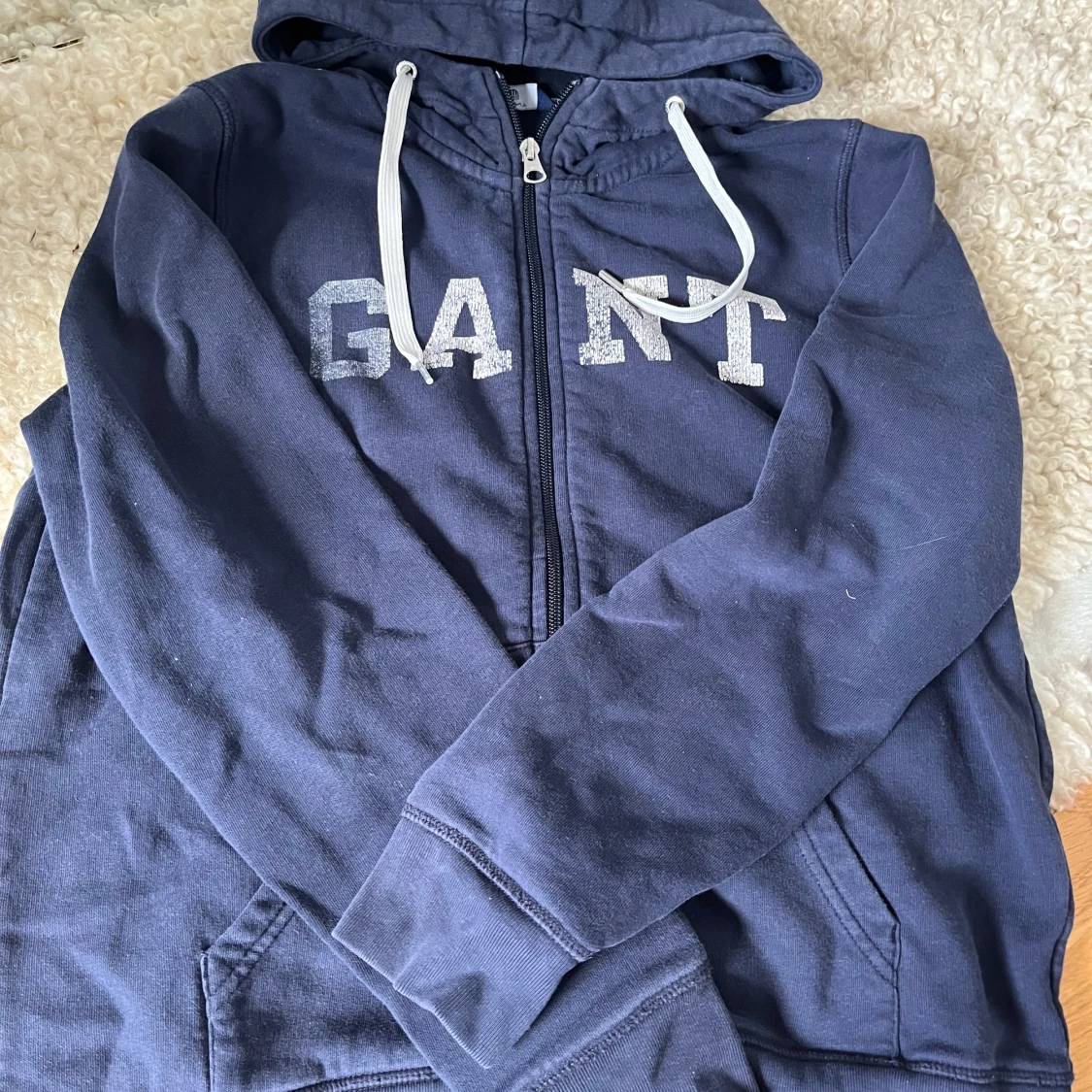 Mörkblå hoodie från GANT
